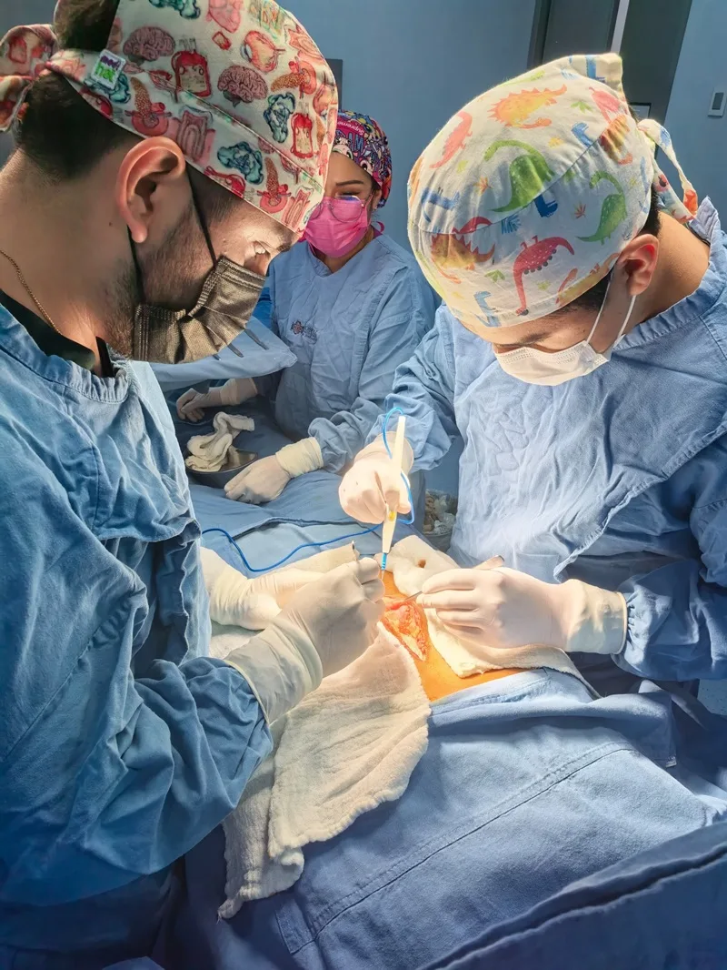 Equipo médico durante procedimiento quirúrgico