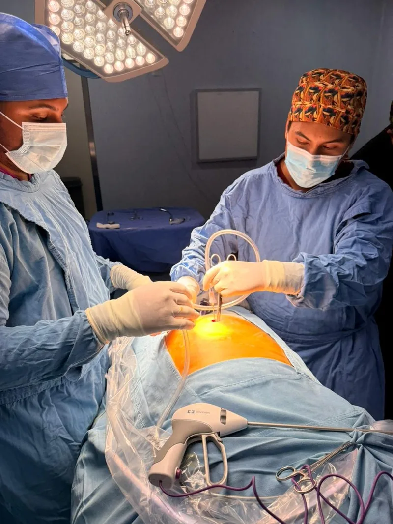 Equipo médico durante cirugía especializada en Oaxaca